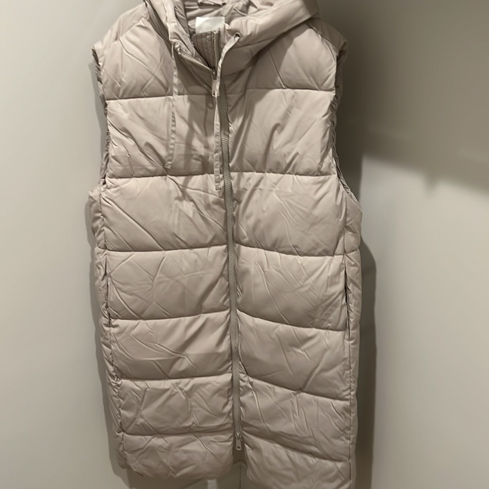 Hooded puffer vest  no offers - Picture 6 of 10